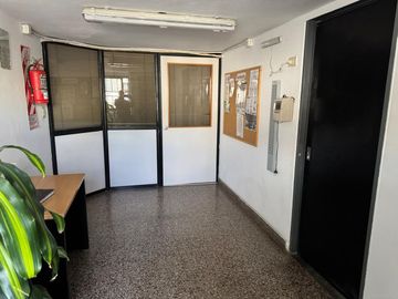 VENTA DEPOSITO CON MONTACARGAS + OFICINAS - LUGANO