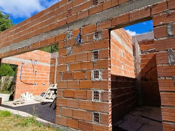 VENTA CASA 5 AMBIENTES  A ESTRENAR  COLINA ALEGRE