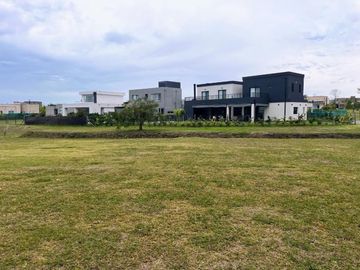 LOTE EN VENTA EN BARRIO SANTA LUCIA PILAR DEL ESTE
