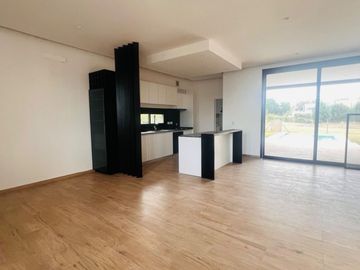 VENTA CASA 5 AMBIENTES STA ELENA PILAR DEL ESTE