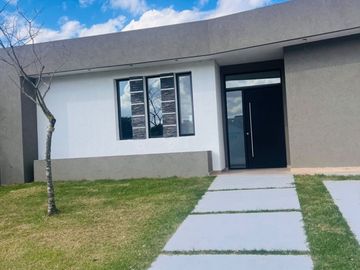 VENTA CASA 5 AMBIENTES STA ELENA PILAR DEL ESTE