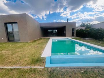 VENTA CASA 5 AMBIENTES STA ELENA PILAR DEL ESTE