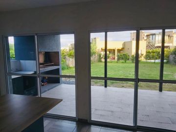 VENTA CASA 5 AMBIENTES STA ELENA PILAR DEL ESTE