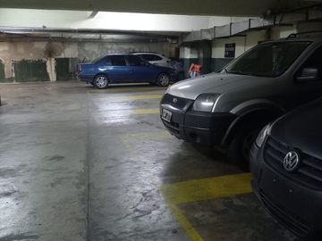 se vende cochera en edificio