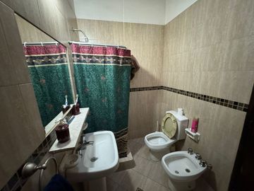 CASA 6 AMBIENTES EN VENTA EN GUAYMALLEN CON PILETA
