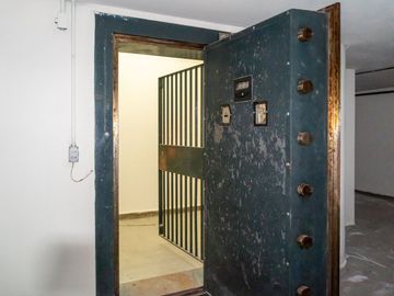 ALQUILER DE OFICINA CON TESORO EN EL SUBSUELO