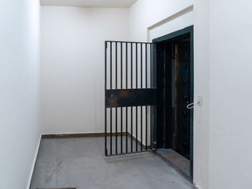 ALQUILER DE OFICINA CON TESORO EN EL SUBSUELO