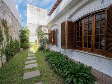 CASA DE CATEGORÍA SOBRE AV. GRAL LOPEZ