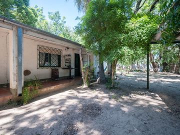 VENTA CASA CON AMPLIO TERRENO, PILETA Y GALPÓN