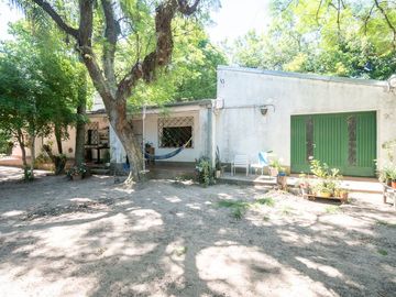 VENTA CASA CON AMPLIO TERRENO, PILETA Y GALPÓN