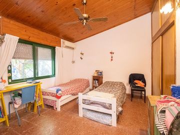 VENTA CASA CON AMPLIO TERRENO, PILETA Y GALPÓN