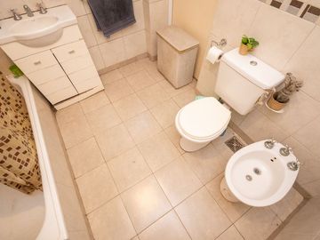 VENTA CASA CON AMPLIO TERRENO, PILETA Y GALPÓN