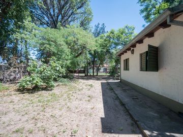 VENTA CASA CON AMPLIO TERRENO, PILETA Y GALPÓN