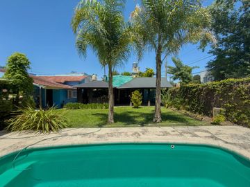 CASAS EN VENTA EN GONNET PARQUE Y PILETA