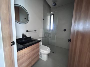 Casa en Venta/Renta en Capital Sur con recamara en PB