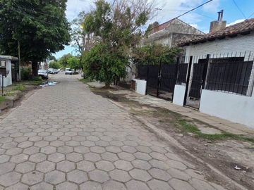 VENTA - DOS CASAS DE 2 DORMITORIOS, UNA A TERMINAR