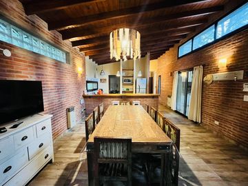 VENTA CASA VALERIA DEL MAR CINCO AMBIENTES