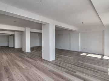 VENTA OFICINA 136M2 EDIFICIO CORPORATIVO BELGRANO
