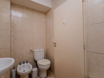 VENTA MONOAMBIENTE CON COCHERA Y PARRILLA AV BOEDO