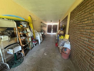 VENTA CASA 6 AMBIENTES CASTELAR CON PILETA