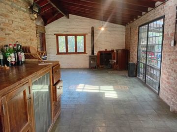 CASA EN VENTA CON PILETA Y AMPLIO TERRENO MORENO