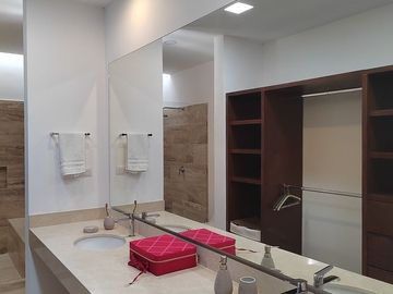TOWNHOUSE AMUEBLADO CON ALBERCA EN TEMOZÓN NORTE