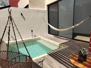 TOWNHOUSE AMUEBLADO CON ALBERCA EN TEMOZÓN NORTE