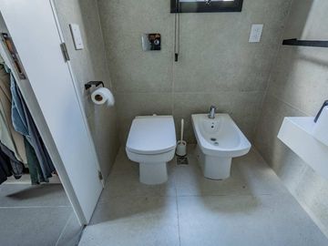 Piso Alto 2 Ambientes con Balcón Corrido