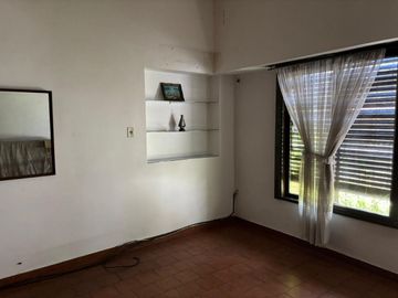 VENTA CASA 4 AMB CON JARDIN,  QUINCHO Y COCHERAS
