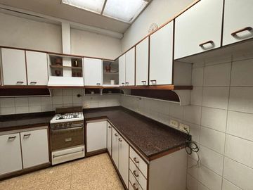 VENTA CASA 4 AMB CON JARDIN,  QUINCHO Y COCHERAS