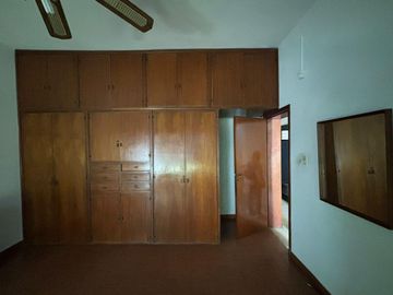 VENTA CASA 4 AMB CON JARDIN,  QUINCHO Y COCHERAS