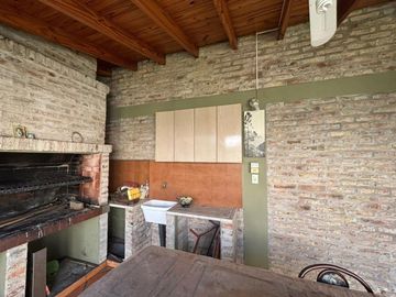 VENTA CASA 4 AMB CON JARDIN,  QUINCHO Y COCHERAS