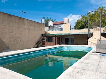 VENTA CASA 3 AMB CON PATIO, PILETA Y COCHERA