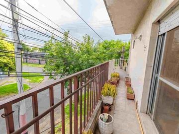 CASA EN VENTA CON 2 LOCALES EN PB + TERRAZA