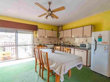 CASA EN VENTA CON 2 LOCALES EN PB + TERRAZA
