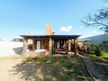 VENTA O PERMUTA CASA 3 DORMI COCHERA PILETA ROLDAN