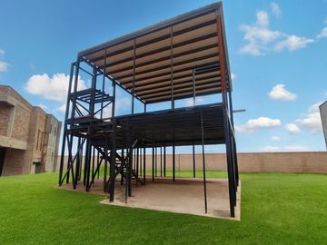 VENTA DE LOTE CON OBRA INICIADA EN STEEL FRAME