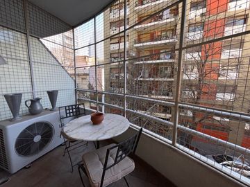 Disponible departamento en alquiler amoblado 3 ambientes en Belgrano con cochera fija cubierta!