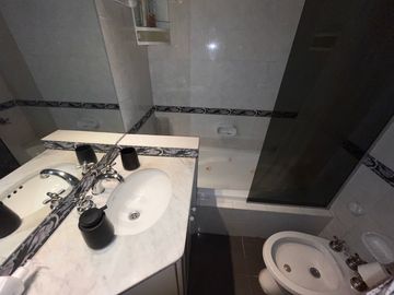 Disponible departamento en alquiler amoblado 3 ambientes en Belgrano con cochera fija cubierta!