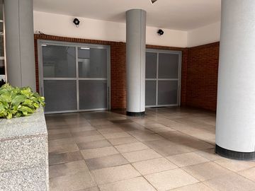 Disponible departamento en alquiler amoblado 3 ambientes en Belgrano con cochera fija cubierta!