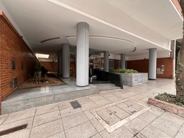 Disponible departamento en alquiler amoblado 3 ambientes en Belgrano con cochera fija cubierta!