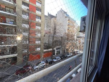 Disponible departamento en alquiler amoblado 3 ambientes en Belgrano con cochera fija cubierta!
