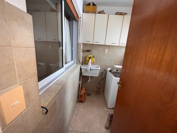 Disponible departamento en alquiler amoblado 3 ambientes en Belgrano con cochera fija cubierta!