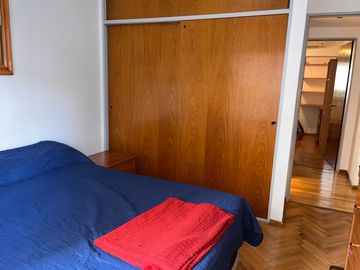 Disponible departamento en alquiler amoblado 3 ambientes en Belgrano con cochera fija cubierta!