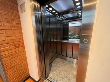 Disponible departamento en alquiler amoblado 3 ambientes en Belgrano con cochera fija cubierta!