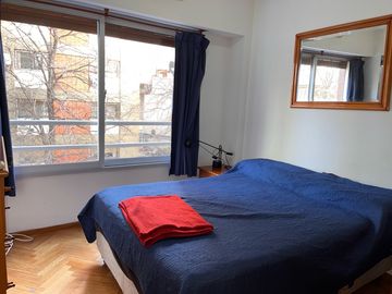 Disponible departamento en alquiler amoblado 3 ambientes en Belgrano con cochera fija cubierta!