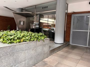 Disponible departamento en alquiler amoblado 3 ambientes en Belgrano con cochera fija cubierta!