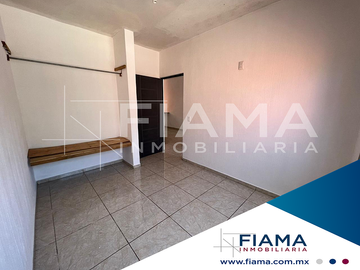 CASA CON TERRENO BARDEADO EN VENTA EN COL. CENTRO, XALISCO, NAYARIT. (EL))