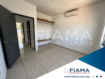 CASA CON TERRENO BARDEADO EN VENTA EN COL. CENTRO, XALISCO, NAYARIT. (EL))
