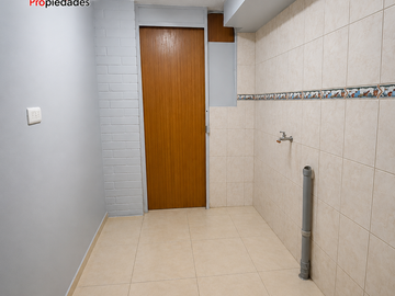 REMODELADA Y LUMINOSA CASA DE 3 DORMITORIOS A PASOS DE MALL